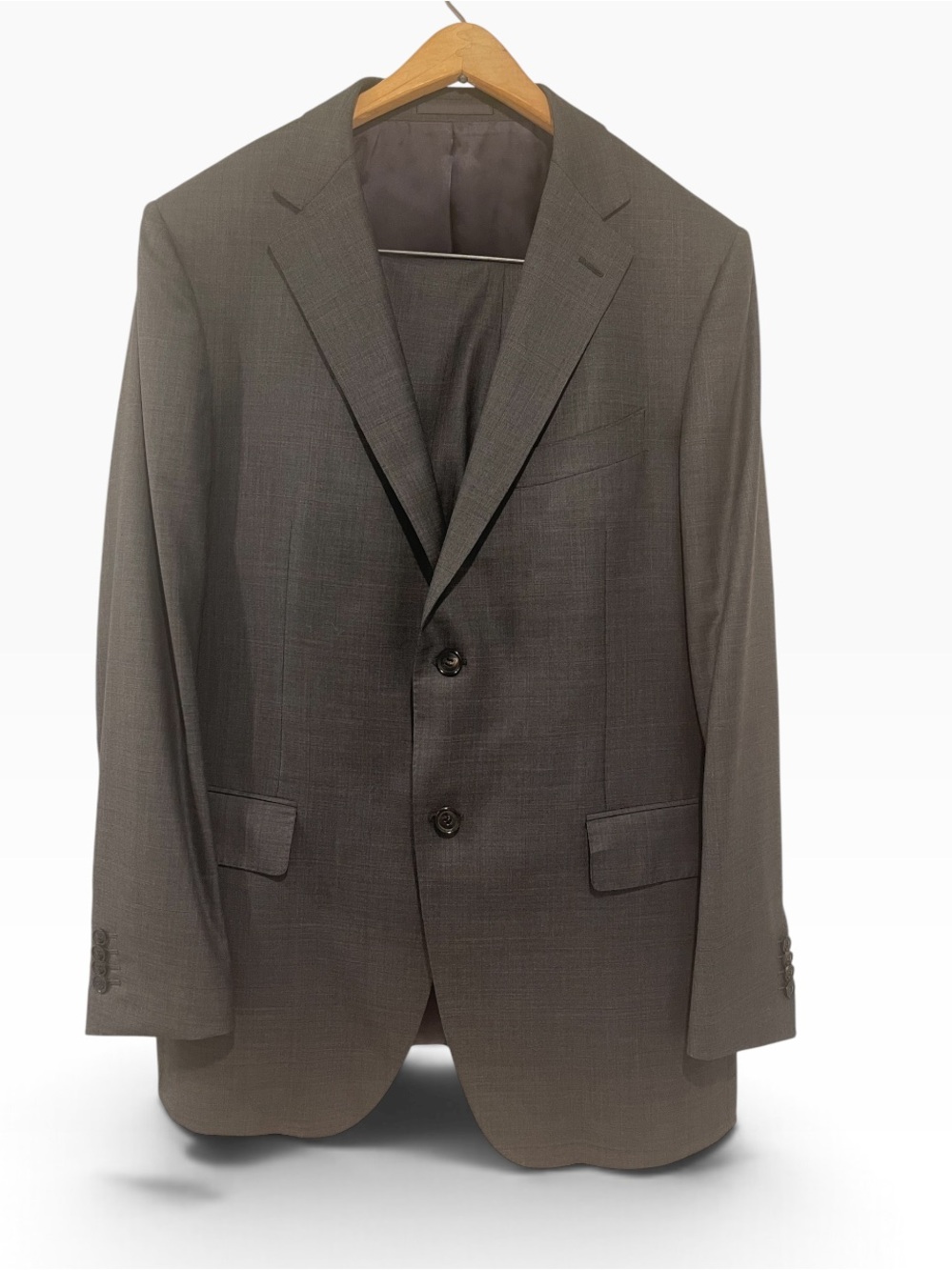 Ermenegildo Zegna Wool Gray tailored Suit with a subtle plaid pattern .Size 42